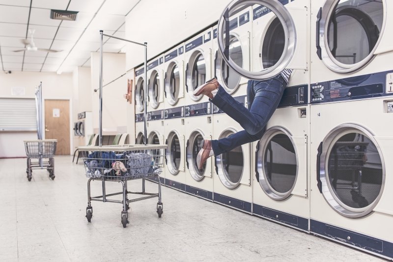 magasin-TARADEAU-min_people-woman-laundry-laundromat-interior-design-art-946996-pxhere.com